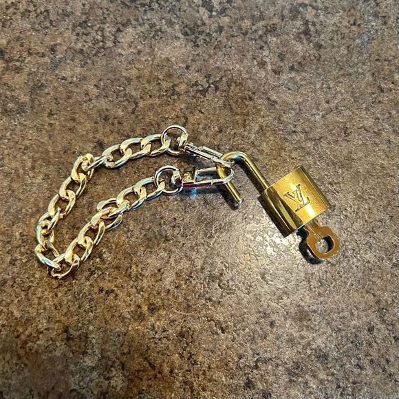 Louis Vuitton #316 Lock and Key Gold Brass with new unbranded chain - Picture 4 of 7